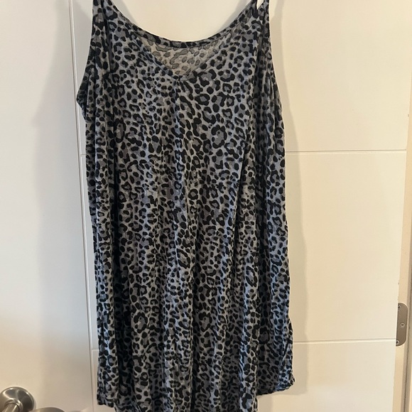 Zenana Outfitters Gray Leopard Print Top - Picture 3 of 4